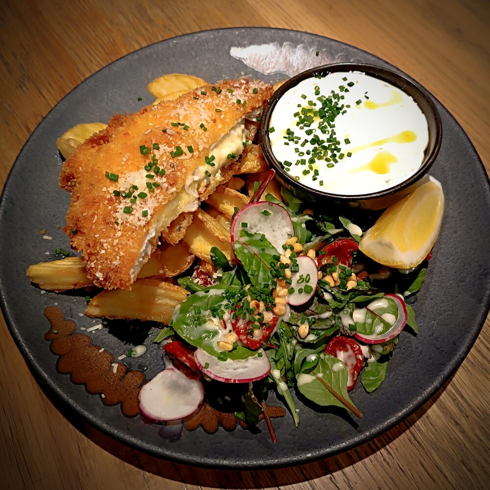 Juustuga täidetud kanašnitsel friikatega